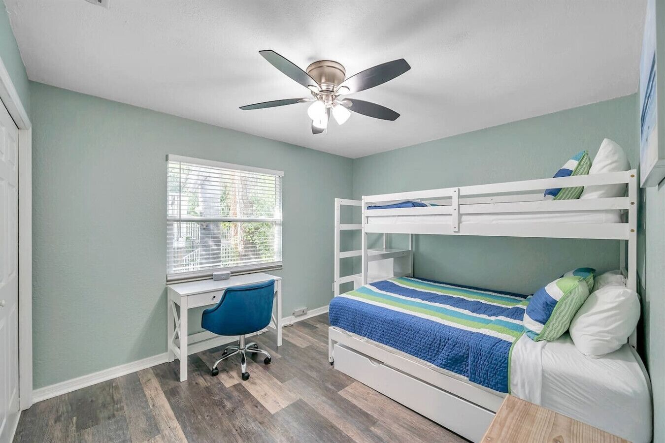 Escritorio, tabla de planchar con plancha, cuna de viaje y wifi 