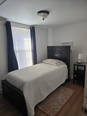 Iron/ironing board, WiFi, bed sheets - Cozy 2-bedroom Unit in Oak Ridge (Oak Ridge)