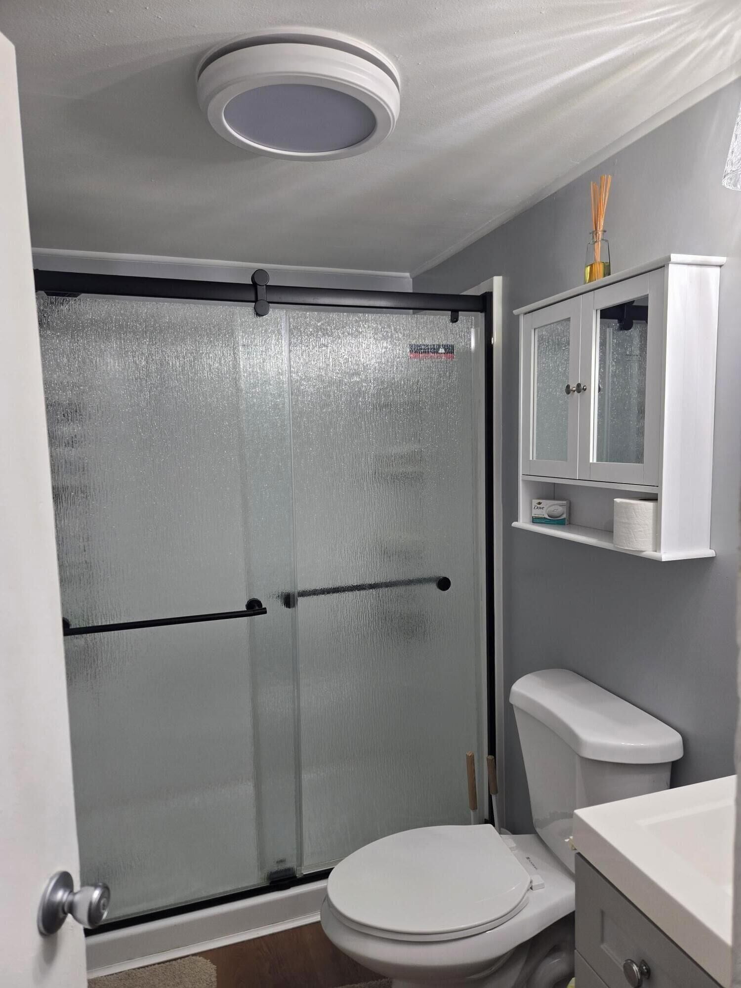 Een douche, een haardroger, handdoeken