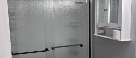 Een douche, een haardroger, handdoeken
