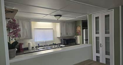 Cozy 2-bedroom Unit in Oak Ridge