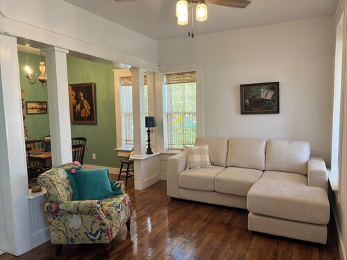 Restored 2-bedroom cottage in beautiful California, MO