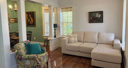 Restored 2-bedroom cottage in beautiful California, MO