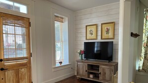 Unclassified image, 4 of 51, button - Restored 2-bedroom cottage in beautiful California, MO (California)