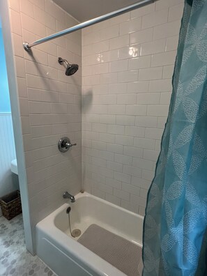 Shower, hair dryer, towels, soap - Restored 2-bedroom cottage in beautiful California, MO (California)
