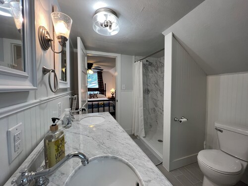 Restored 2-bedroom cottage in beautiful California, MO