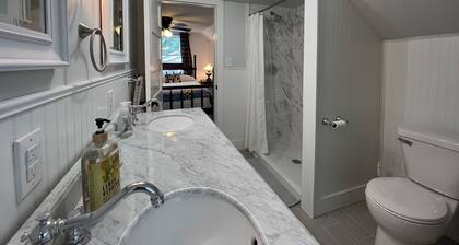 Restored 2-bedroom cottage in beautiful California, MO