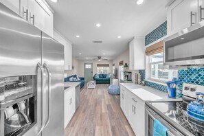 Fridge, microwave, oven, stovetop - Heated SW Pool - Near Beaches, Golf, Trail & Food (Palm Harbor)
