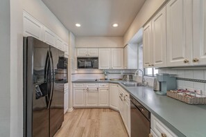 Private kitchen - Coastal Iris - near Gulf beaches, trail, shoppong (Seminole)