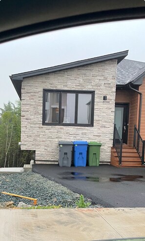 Exterior - Cozy 2 bedroom apartment (Halifax)