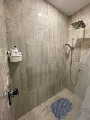 Shower, hair dryer, towels, soap - Cozy 2 bedroom apartment (Halifax)