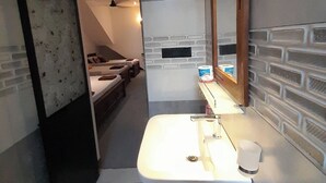 Familie villa, uitzicht op tuin | Badkamer | Een douche, een bidet, handdoeken, zeep