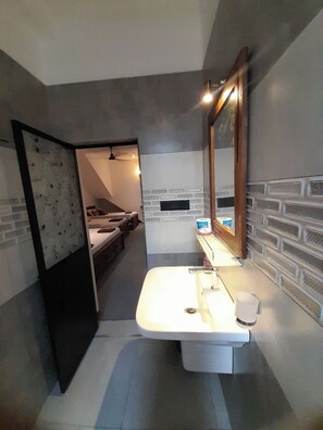 Family Villa, Garden View | Bathroom | Shower, bidet, towels, soap - Hiri Dudes Villa (Dickwella)