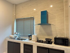 Private kitchen - Villa 3 Bedrooms in Central Hua Hin Near Beach (Hin Lek Fai)