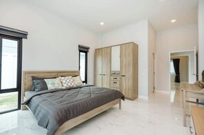 3 bedrooms, iron/ironing board, Internet, bed sheets - Villa 3 Bedrooms in Central Hua Hin Near Beach (Hin Lek Fai)