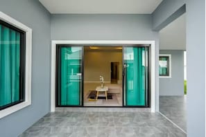 Property grounds - Villa 3 Bedrooms in Central Hua Hin Near Beach (Hin Lek Fai)