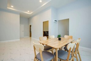 Dining - Villa 3 Bedrooms in Central Hua Hin Near Beach (Hin Lek Fai)