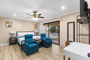 Desk, free WiFi, bed sheets - Heated Pool • Game Room • Arcades • King Beds (Las Vegas)
