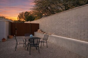 Outdoor dining - Gem Show Ready! New Clean 2BR/2BA Brick Home (Tucson)