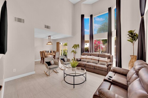 New Listing 3 Bedroom Villa- 15 min to The Las Vegas Strip