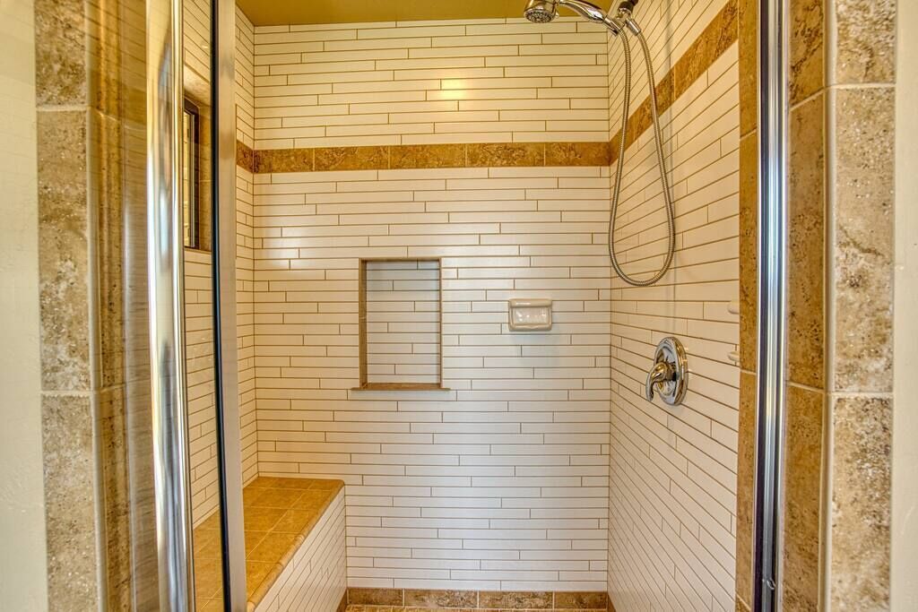 Secador de cabelo, toalhas de banho, sabonete, papel higiênico