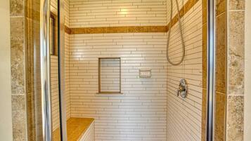 Secador de cabelo, toalhas de banho, sabonete, papel higiênico