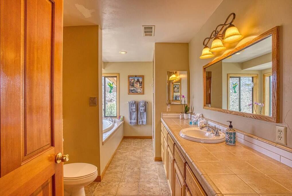 Haartrockner, Handtücher, Seife, Toilettenpapier