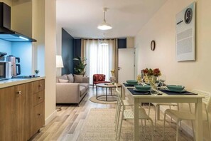 Dining - Taksim Square - Apartment - Sleeps 4 - City Centre (Beyoglu)