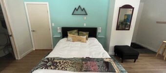 Fresh and bright studio space close to trails and the highway. Pet friendly