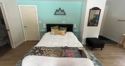Fresh and bright studio space close to trails and the highway. Pet friendly