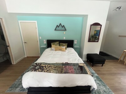 Fresh and bright studio space close to trails and the highway. Pet friendly