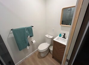 タオル、トイレットペーパー