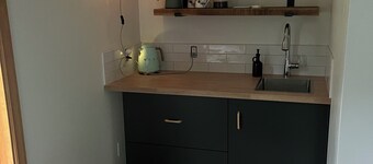 Fresh and bright studio space close to trails and the highway. Pet friendly