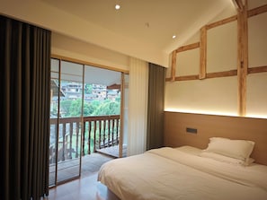 Romantic Double Room, Lake View | Desk, blackout drapes, free WiFi, bed sheets - Drum Tower Sightseeing B&B. (Qiandongnan)