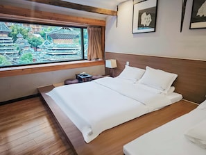 Desk, blackout curtains, free WiFi, bed sheets - Drum Tower Sightseeing B&B. (Qiandongnan)