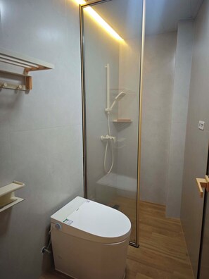 Chambre Double Romantique, vue lac | Salle de bain | Douche, douche à « effet pluie », articles de toilette gratuits