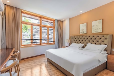 Signature Double Room, Lake View | Desk, blackout drapes, free WiFi, bed sheets. Drum Tower Sightseeing B&B.