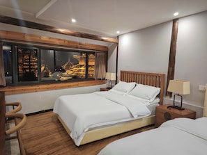 Senior Twin Room, Lake View - Drum Tower Sightseeing B&B. (Qiandongnan)