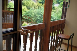 Camera familiare con 2 letti singoli, vista lago | Una scrivania, tende oscuranti, Wi-Fi gratuito, lenzuola