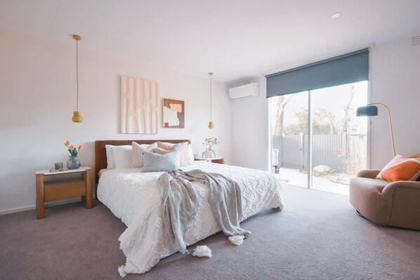 Room - Finchwood: House Pudding's Home Spa BBQ Pool table (Mount Eliza)