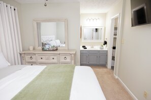 3 bedrooms, desk, iron/ironing board, free WiFi