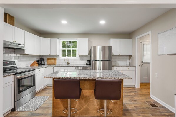Fridge, microwave, oven, stovetop - Brahms House - Entire Cozy Cottage Home in Nashville, Tennessee (Nashville)