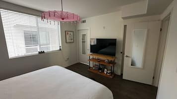 1 sovrum, skrivbord, strykjärn/strykbräda och wi-fi