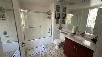 Dusch, hårtork och handdukar