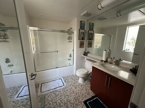 Dusche, Haartrockner, Handtücher