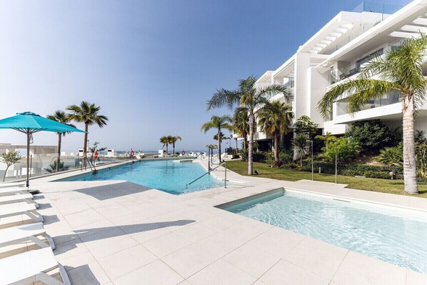 Una piscina cubierta, una piscina climatizada