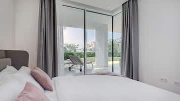 Een strijkplank/strijkijzer, reisbedje, gratis wifi, beddengoed