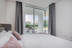 Tabla de planchar con plancha, cuna de viaje, wifi gratis y ropa de cama