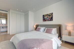 Tabla de planchar con plancha, cuna de viaje, wifi gratis y ropa de cama