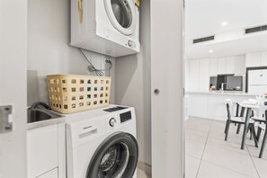 Interior - 2Bedroom Apartment Balcony Close to the City (MacGregor)